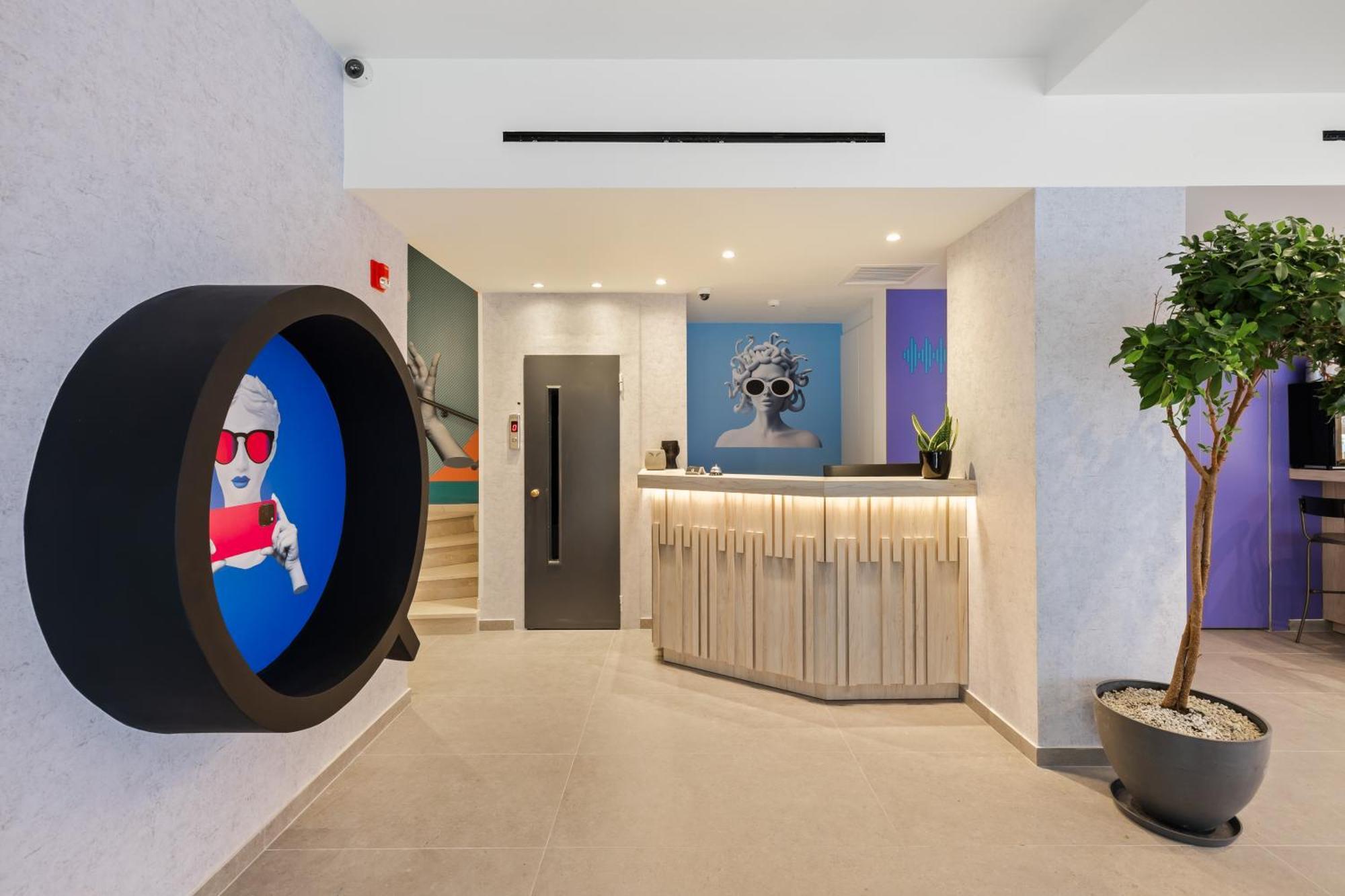 Hotel The Q Athene
